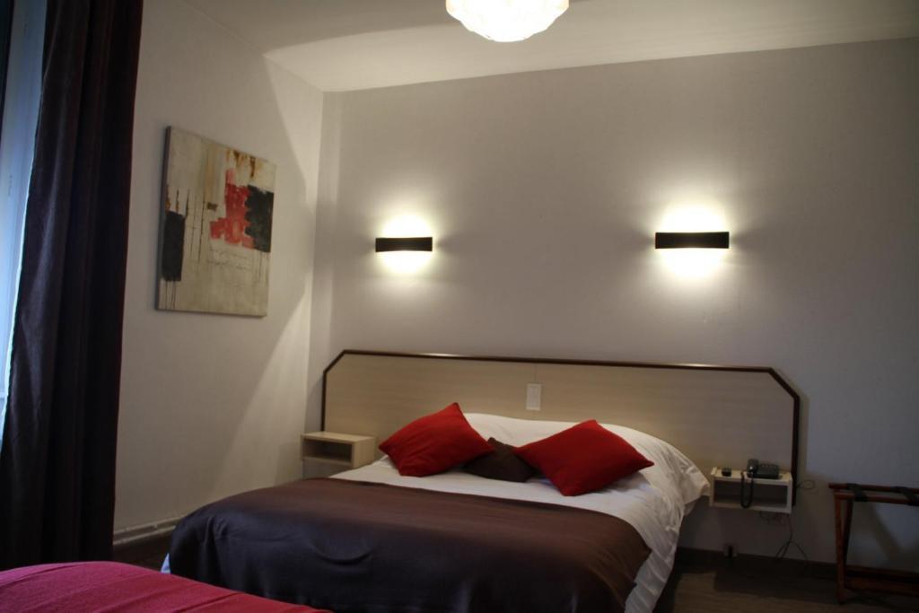 Logis Hostellerie Des Monts Jura Pannessieres Room photo
